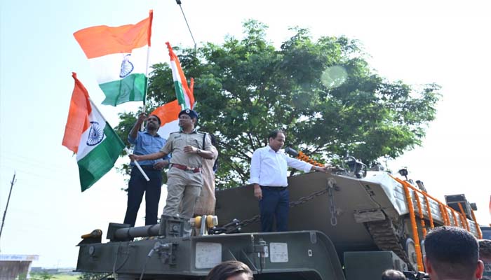 मुख्यमंत्री की पहल पर भव्य सैन्य समारोह, भारतीय सेना के भीष्म टैंक पहुंचे शहर, कलेक्टर ने किया स्वागत मुख्यमंत्री की पहल पर भव्य सैन्य समारोह, भारतीय सेना के भीष्म टैंक पहुंचे शहर, कलेक्टर ने किया स्वागत