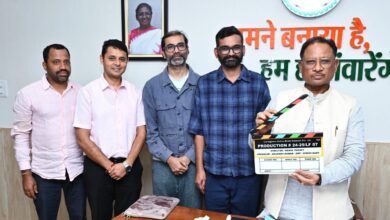 मुख्यमंत्री ने वेब सीरीज ‘ग्राम-चिकित्सालय’ के मुहूर्त-शॉट का दिया क्लैप मुख्यमंत्री ने वेब सीरीज ‘ग्राम-चिकित्सालय’ के मुहूर्त-शॉट का दिया क्लैप