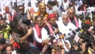 जेपी की जयंती पर घमासान, अखिलेश बोले सरकार गूंगी, बहरी और अंधी है