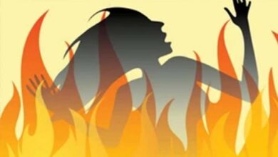 युवक ने महिला को पेट्रोल डालकर लगायी आग, गिरफ्तार