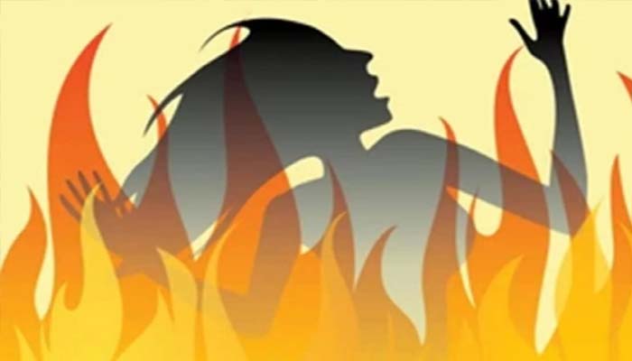 युवक ने महिला को पेट्रोल डालकर लगायी आग, गिरफ्तार युवक ने महिला को पेट्रोल डालकर लगायी आग, गिरफ्तार