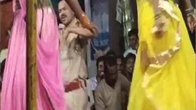 वर्दी पहने ASI ने लड़कियों संग लगाए ठुमके, एसपी ने कर दिया निलंबित वर्दी पहने ASI ने लड़कियों संग लगाए ठुमके, एसपी ने कर दिया निलंबित