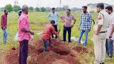 मासूम का पोस्टमार्टम किए बिना परिजनों को सौंपा शव, पुलिस ने कब्र खोदकर शव निकाला बाहर