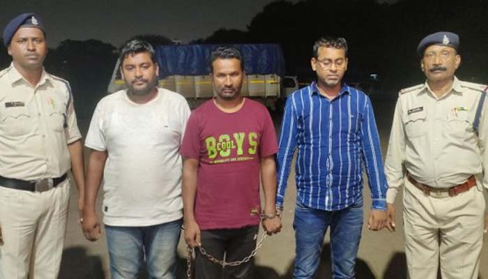 पकड़े गए अवैध तम्बाखू युक्त गुटखा बनाने वाले फैक्ट्री संचालक सहित तीन गिरफ्तार पकड़े गए अवैध तम्बाखू युक्त गुटखा बनाने वाले फैक्ट्री संचालक सहित तीन गिरफ्तार