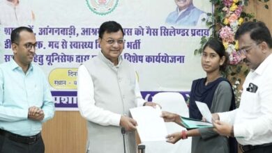 मंत्री लखन लाल देवांगन ने स्वास्थ्य कर्मियों एवं अतिथि शिक्षकों को प्रदान किया नियुक्ति पत्र मंत्री लखन लाल देवांगन ने स्वास्थ्य कर्मियों एवं अतिथि शिक्षकों को प्रदान किया नियुक्ति पत्र