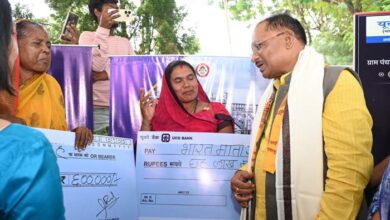 मुख्यमंत्री ने 40 स्व सहायता समूह की महिला सदस्यों को 24 लाख का चेक प्रदान किया