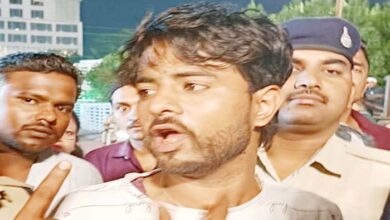 गरबा उत्सव में चिकन लेकर पहुंच गए दो मुस्लिम युवक, जमकर हुआ हंगामा गरबा उत्सव में चिकन लेकर पहुंच गए दो मुस्लिम युवक, जमकर हुआ हंगामा