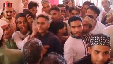 दुर्गापूजा पंडाल में उपद्रवियों ने मचाया उत्पात, पूजा रोकने और मूर्ति तोड़ने की दी धमकी दुर्गापूजा पंडाल में उपद्रवियों ने मचाया उत्पात, पूजा रोकने और मूर्ति तोड़ने की दी धमकी