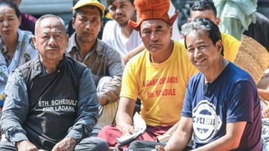 लद्दाख भवन के बाहर प्रदर्शन कर रहे लोगों को पुलिस ने हिरासत में लिया