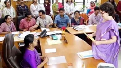 गजब बेइज्जती! प्रियंका के नामांकन के दौरान खरगे को कमरे से निकाला गजब बेइज्जती! प्रियंका के नामांकन के दौरान खरगे को कमरे से निकाला