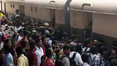 मुंबई के बांद्रा टर्मिनस रेलवे स्टेशन पर भगदड़, 10 लोग घायल मुंबई के बांद्रा टर्मिनस रेलवे स्टेशन पर भगदड़, 10 लोग घायल