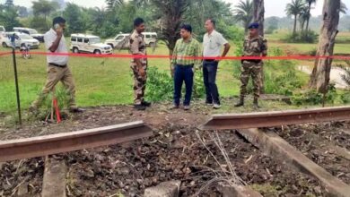 बदमाशों ने किया रेलवे ट्रैक पर ब्लास्ट, पटरी पर बना तीन फीट गहरा गड्ढा