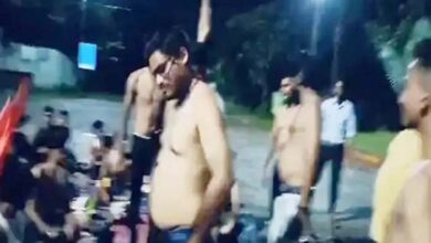 PRSU में छात्रों का अर्धनग्न प्रदर्शन: हॉस्टल में स्टूडेंट्स ने जातिगत भेदभाव का लगाया आरोप PRSU में छात्रों का अर्धनग्न प्रदर्शन: हॉस्टल में स्टूडेंट्स ने जातिगत भेदभाव का लगाया आरोप