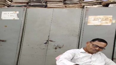 रुपया लेते बाबू का वीडियो आया सामने, फ़ाइल बढ़ाने मांग रहे थे रुपए रुपया लेते बाबू का वीडियो आया सामने, फ़ाइल बढ़ाने मांग रहे थे रुपए