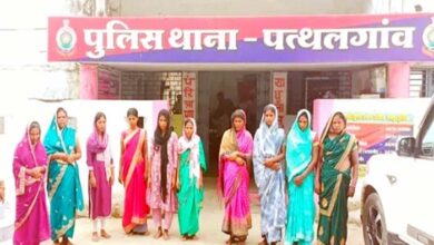 बच्चे पकड़कर चैन स्नेचिंग करने वाली शातिर 10 महिलाओं को पुलिस ने किया गिरफ्तार
