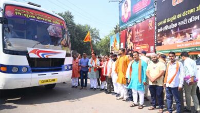 उपमुख्यमंत्री शर्मा ने डोंगरगढ़ मां बम्लेश्वरी के दर्शन के लिए जा रहे श्रद्धालुओं की बस को झंडी दिखाकर किया रवाना