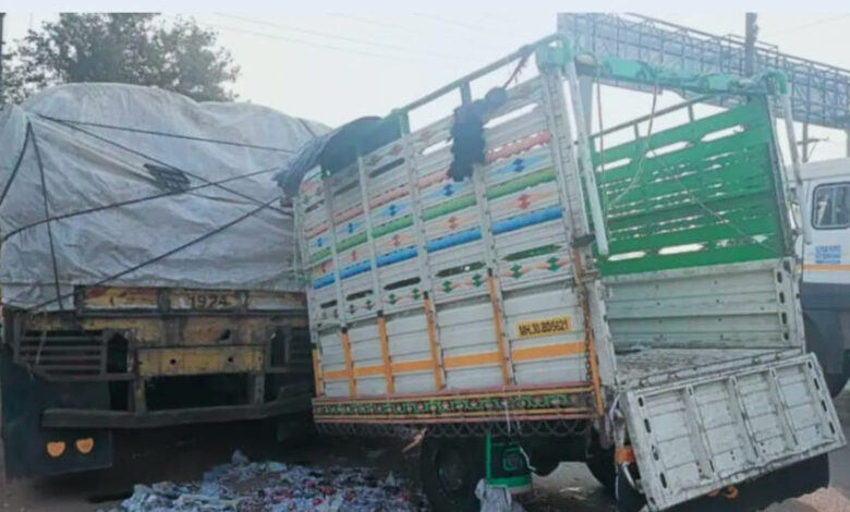 सुपेला फ्लाईओवर में पिकअप आ टकराई ट्रक से, पिकअप चालक गंभीर सुपेला फ्लाईओवर में पिकअप आ टकराई ट्रक से, पिकअप चालक गंभीर