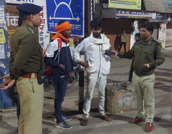 पुलिस की चेकिंग में कई फंसे। एसएसपी सिंह ने खमतराई, उरला व नाईट चेकिंग पॉइंटो का निरीक्षण पुलिस की चेकिंग में कई फंसे। एसएसपी सिंह ने खमतराई, उरला व नाईट चेकिंग पॉइंटो का निरीक्षण