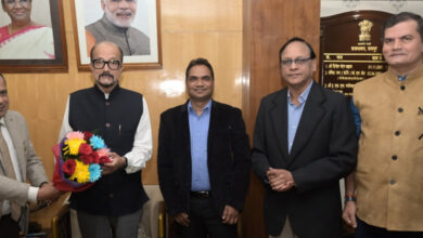 राज्यपाल से पं. जवाहरलाल नेहरू मेमोरियल मेडिकल कॉलेज डीन डॉ. चौधरी ने सौजन्य भेंट की