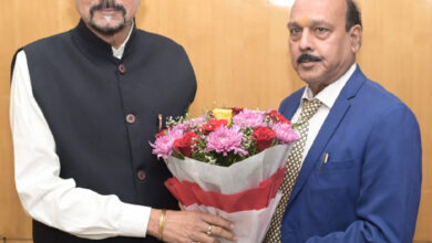 राज्यपाल डेका से छत्तीसगढ़ राज्य मानवाधिकार के सदस्य मिश्रा ने सौजन्य भेंट की