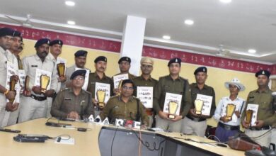 एसपी संतोष सिंह ने COP OF THE MONTH से किया इन पुलिस वालों का सम्मान