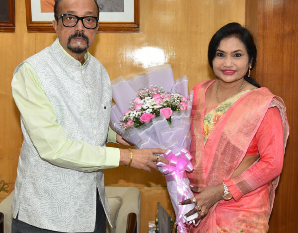 राज्यपाल से केश शिल्पी कल्याण बोर्ड की पूर्व अध्यक्ष सेन ने सौजन्य भेंट की राज्यपाल से केश शिल्पी कल्याण बोर्ड की पूर्व अध्यक्ष सेन ने सौजन्य भेंट की