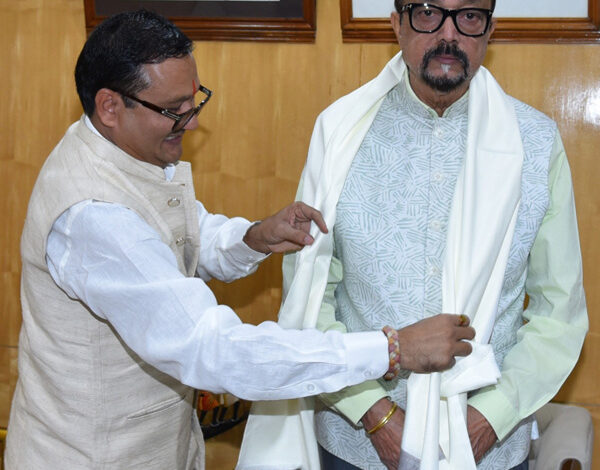 राज्यपाल डेका से मनोहर गौशाला के ट्रस्टी जैन ने सौजन्य भेंट की राज्यपाल डेका से मनोहर गौशाला के ट्रस्टी जैन ने सौजन्य भेंट की