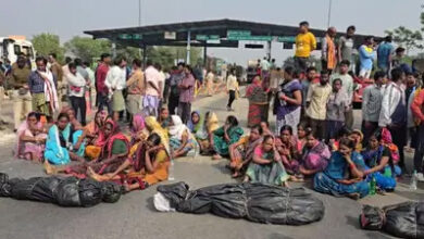 सड़क हादसे में तीन युवकों की मौत, मुआवजा मांग को लेकर ग्रामीणों ने किया चक्काजाम सड़क हादसे में तीन युवकों की मौत, मुआवजा मांग को लेकर ग्रामीणों ने किया चक्काजाम