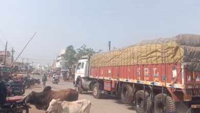 ट्रैफिक जवान मोबाइल में व्यस्त, अधिकारी गायब, शहर में भारी वाहनों का प्रवेश से बड़ रहा दबाव ट्रैफिक जवान मोबाइल में व्यस्त, अधिकारी गायब, शहर में भारी वाहनों का प्रवेश से बड़ रहा दबाव