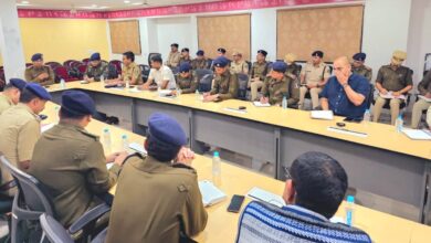 रायपुर एसएसपी डॉ संतोष सिंह ने कंट्रोल रूम में देर रात ली अपराध समीक्षा बैठक