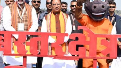 CM ने किया बस्तर हाट की थीम पर आधारित एक्सपीरियंस जोन और स्टाल्स का अवलोकन