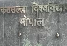 मंदिर जाने के लिए लेनी होगी इजाजत, छात्राओं ने किया प्रदर्शन…