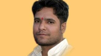 पूर्व सीएम के चरणपादुका से लेकर पोशाक की तारीफ़ करने वाले पत्रकार, अब वर्तमान CM के यहाँ जगह तलाश रहे