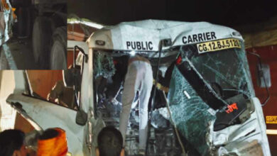 तेज रफ़्तार ट्रेलर ने कार को मारी ठोकर, ड्राइवर फ़रार