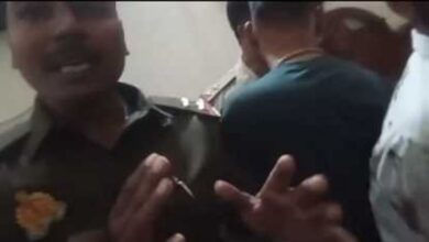 अवैध वसूली करने वाले दो पुलिसकर्मियों ने ग्रामीणों ने बंधक बनाकर जमकर पीटा