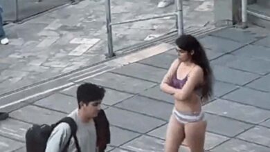 यूनिवर्सिटी में लड़की की बगावत, हिजाब के विरोध में उतारे कपड़े