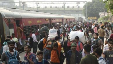 खचाखच भरी ट्रेनें, अपनी कंफर्म सीट पर बैठने तक को तरस रहे यात्री
