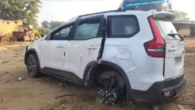 चंदरपुर के पास टायर फटने से तीन की मौत, दो घायल चंदरपुर के पास टायर फटने से तीन की मौत, दो घायल