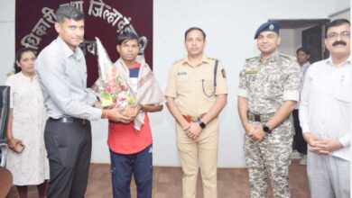 उत्पीडऩ और यातना से तंग आकर माओवादी देवा ने गोंदिया कलेक्टर और एएसपी के समक्ष किया आत्मसर्पण