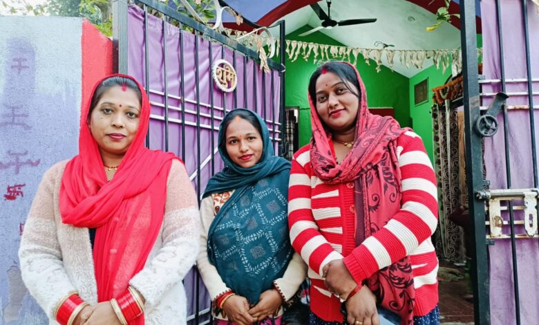महतारी वन्दन योजना से पूनम, इंद्रा, सुधा की चेहरे में खिली खुशियां महतारी वन्दन योजना से पूनम, इंद्रा, सुधा की चेहरे में खिली खुशियां