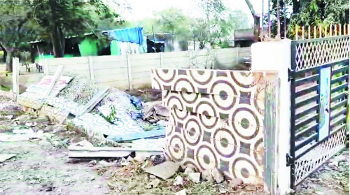 अतिक्रमण पर चला प्रशासनिक बुलडोजर अतिक्रमण पर चला प्रशासनिक बुलडोजर
