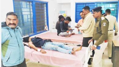 नपं अध्यक्ष के बेटे सहित तीन पर चाकू से हमला