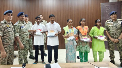 नक्सल संगठन में सक्रिय 1 नक्सल दम्पति सहित 25 लाख के ईनामी 5 नक्सलियों ने किया आत्मसमर्पण