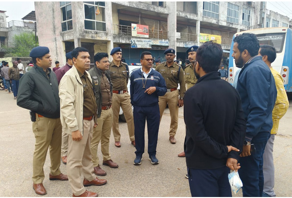 तड़के 5 बजे मुजगहन BSUPकालोनी पहुंची पुलिस, 700 से अधिक मकानों को किया चेक तड़के 5 बजे मुजगहन BSUPकालोनी पहुंची पुलिस, 700 से अधिक मकानों को किया चेक