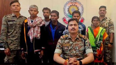 4 लाख के ईनामी 5 नक्सलियों को दुलेड़ जंगल से किया गिरफ्तार 4 लाख के ईनामी 5 नक्सलियों को दुलेड़ जंगल से किया गिरफ्तार