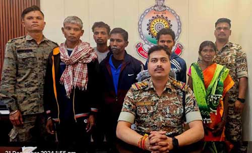 4 लाख के ईनामी 5 नक्सलियों को दुलेड़ जंगल से किया गिरफ्तार 4 लाख के ईनामी 5 नक्सलियों को दुलेड़ जंगल से किया गिरफ्तार