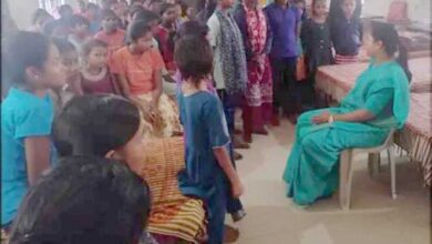 छात्रा की मौत के बाद राज्य महिला आयोग की सदस्य पहुंची आवासीय विद्यालय छात्रा की मौत के बाद राज्य महिला आयोग की सदस्य पहुंची आवासीय विद्यालय