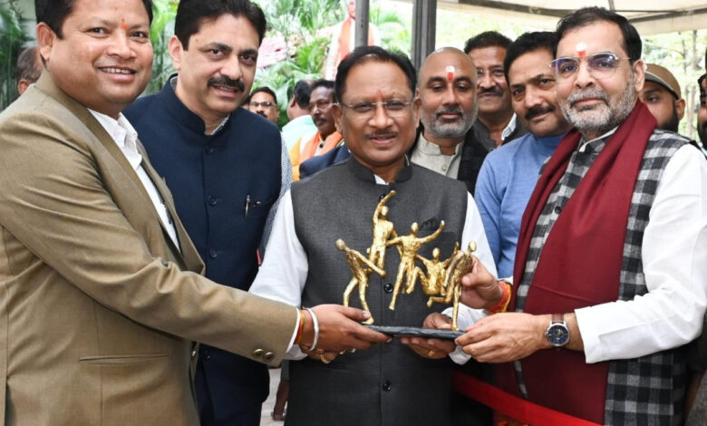 मुख्यमंत्री साय से छत्तीसगढ़ वालीबॉल संघ के पदाधिकारियों ने की मुलाकात मुख्यमंत्री साय से छत्तीसगढ़ वालीबॉल संघ के पदाधिकारियों ने की मुलाकात