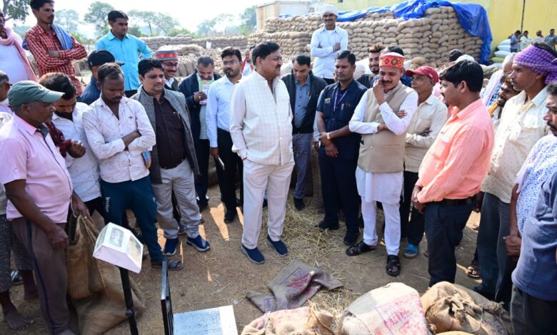 खाद्य मंत्री बघेल ने धान खरीदी केंद्र झाल, मुरता, संबलपुर, मारो और गुंजेरा पहुंचकर खरीदी व्यवस्था का लिया जायजा खाद्य मंत्री बघेल ने धान खरीदी केंद्र झाल, मुरता, संबलपुर, मारो और गुंजेरा पहुंचकर खरीदी व्यवस्था का लिया जायजा
