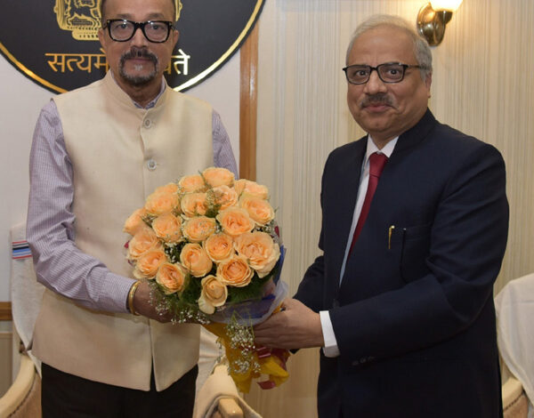राज्यपाल डेका से मुख्य न्यायाधीश जस्टिस सिन्हा ने सौजन्य भेंट की राज्यपाल डेका से मुख्य न्यायाधीश जस्टिस सिन्हा ने सौजन्य भेंट की